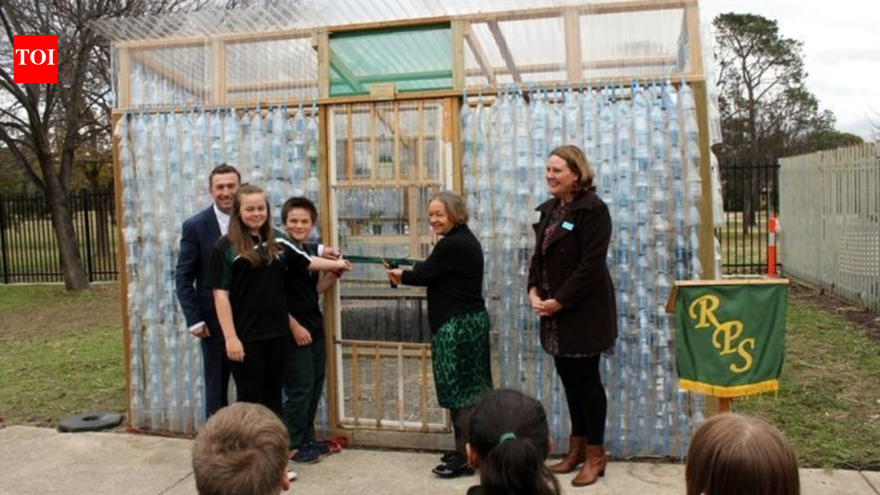 Australian high school students collected more than 2,000 plastic bottles to form a greenhouse, 11 years later, the structure supplies food for the school's garden