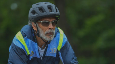 Lo que nos enseña la rutina fitness de Milind Soman sobre moverse, comer y envejecer: 5 lecciones “anti-gym” para mantenerse fuerte a los 60