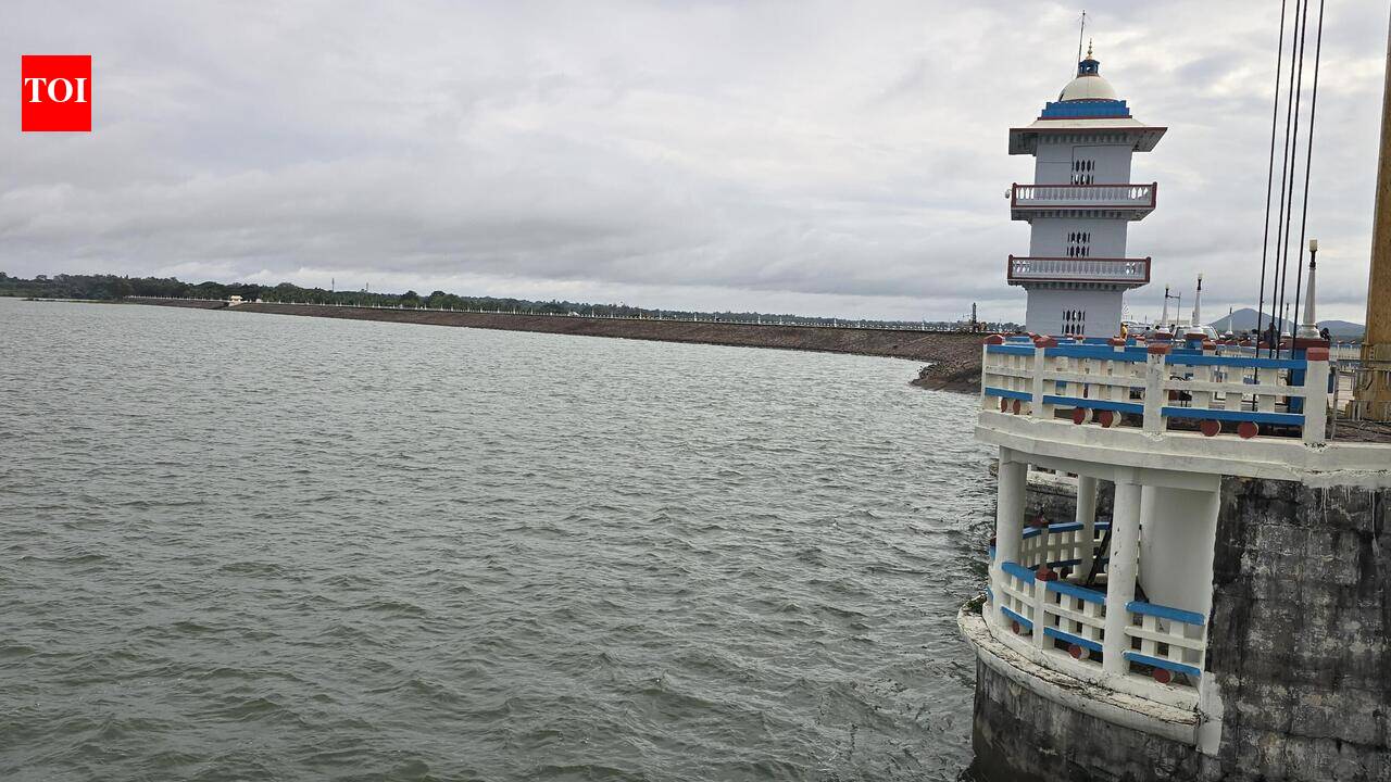 Farmers protest at Kabini dam against release of water to TN