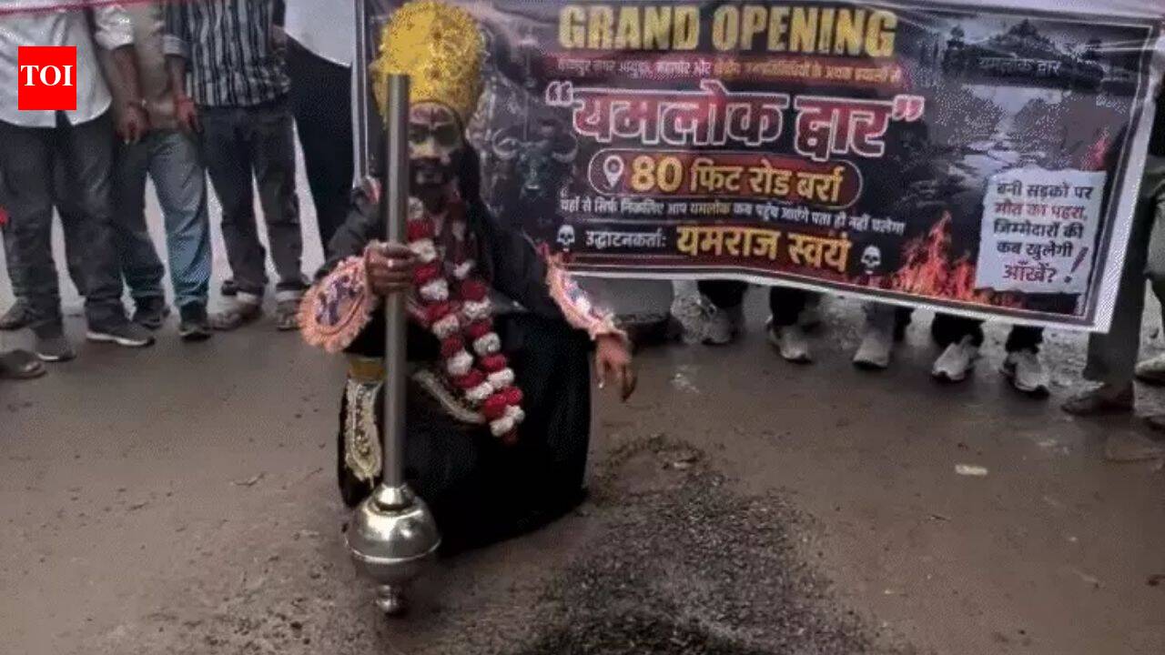 'Road to hell': Fed up with potholes, Kanpur locals inaugurate 'Yamraj's Gate'
