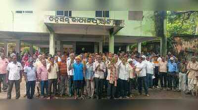 Flood-hit farmers gherao tehsil office, demand crop loss aid