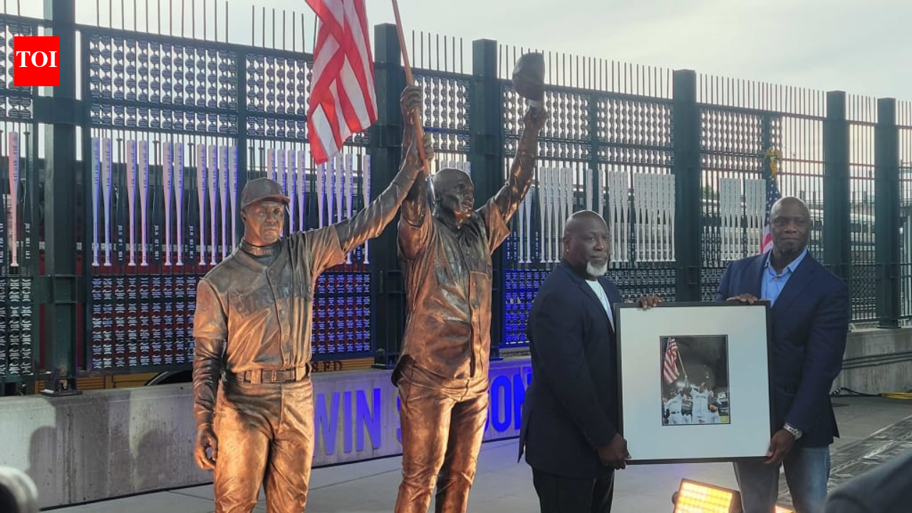 Mariners raised an American flag after clinching their division days after 9/11; 25 years later...