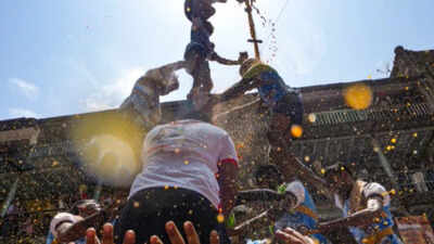 7-year-old dies after brick column collapses  during Dahi Handi celebartion in Mumbai