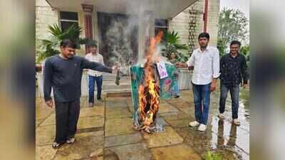 RU students burn VC effigy over PhD admission row