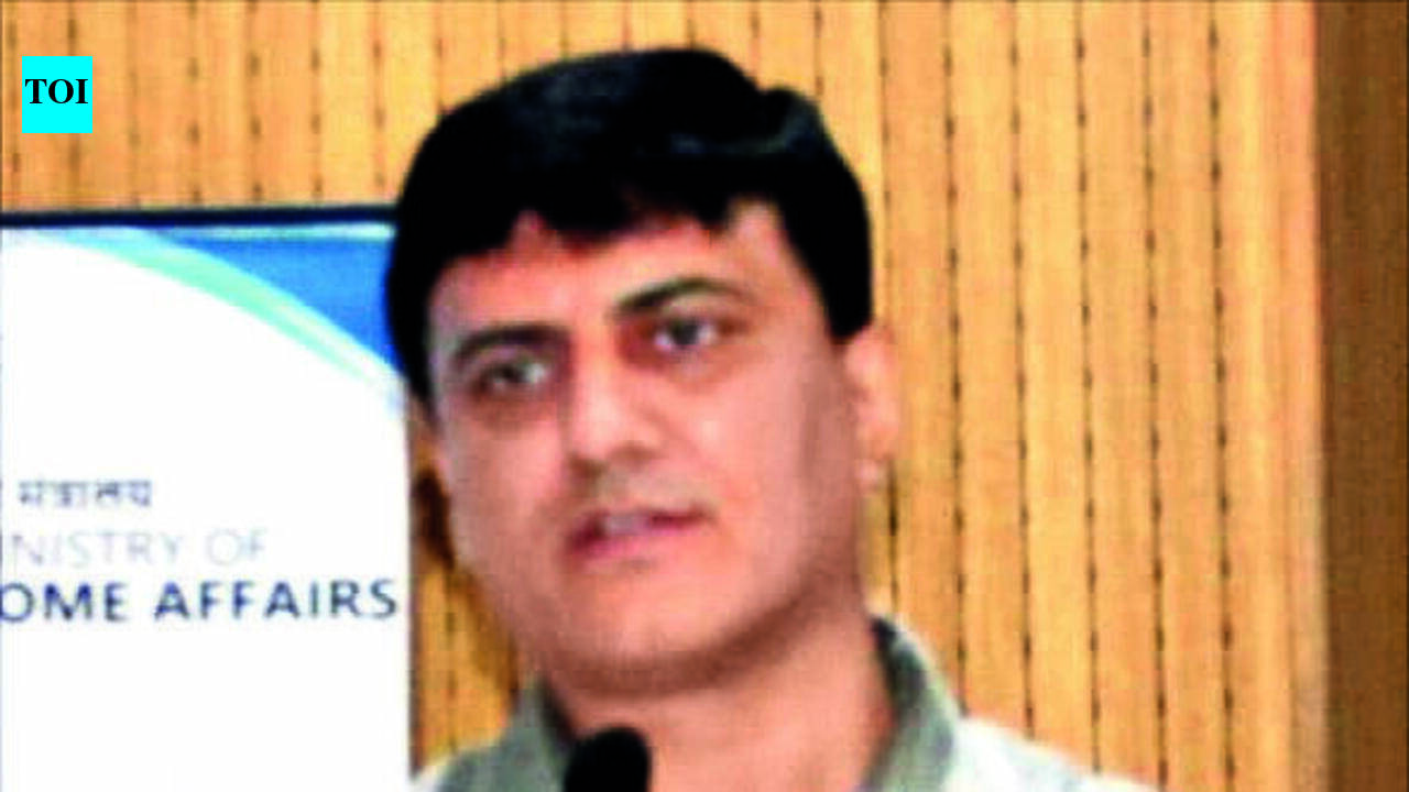 Two teachers from Gujarat receive national awards