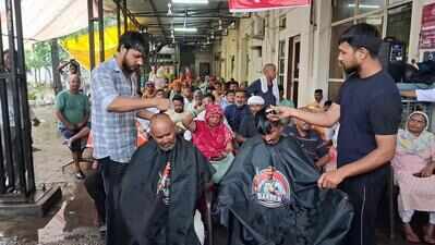 Guragaon safai workers shave heads, march to minister’s house as strike enters 31st day