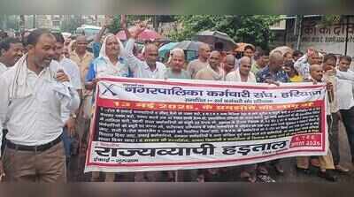 Guragaon safai workers shave heads, march to minister’s house as strike enters 31st day