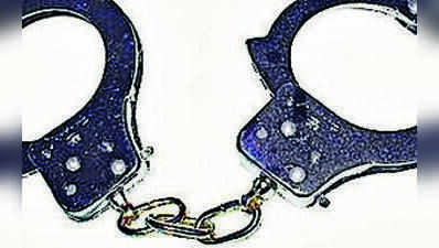 Residents ignore knife & firearm threats, nab one of two burglars in in Bhosari
