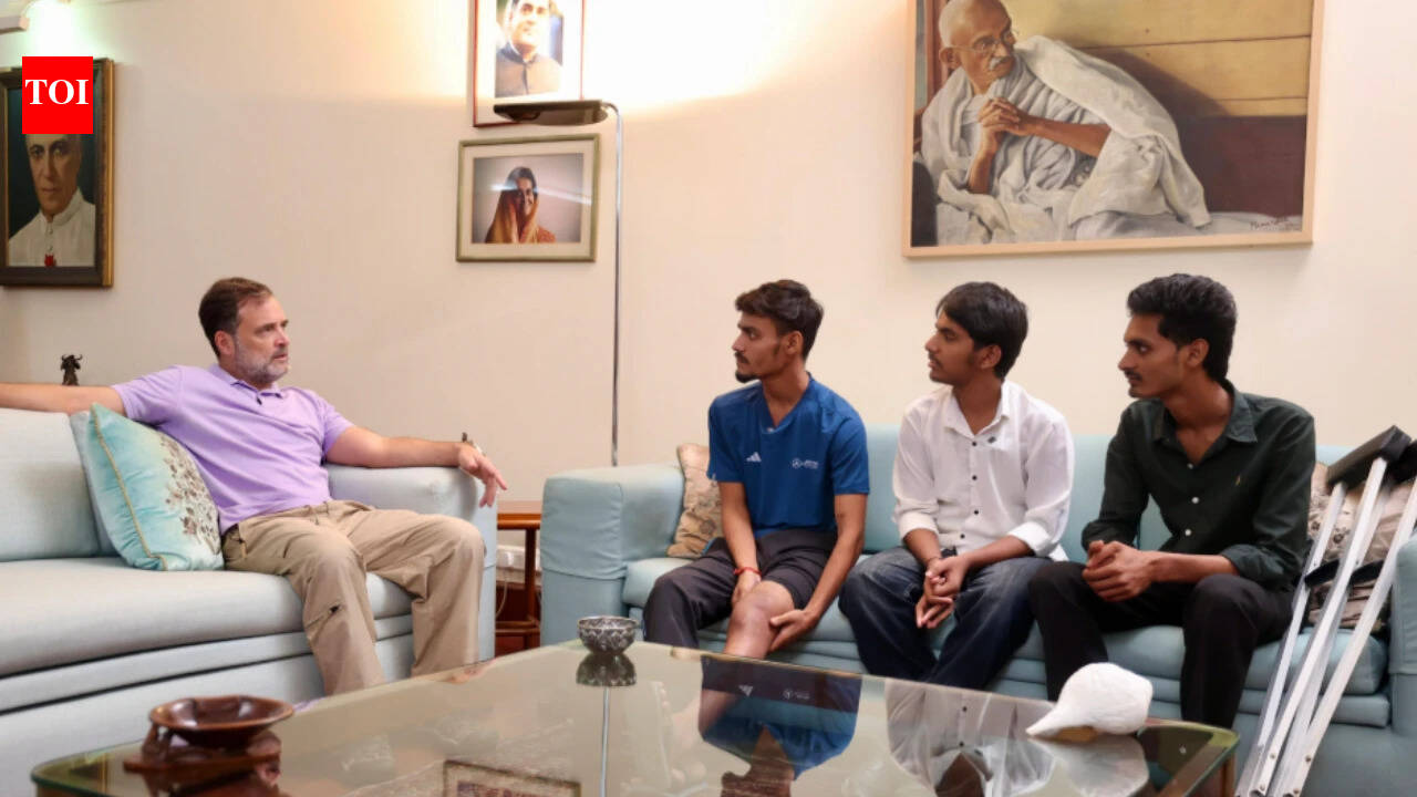 'Bones will mend but shattered dreams?' Rahul Gandhi meets Bihar students shot at during protest