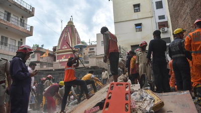 Delhi building collapse: MCD seals adjoining PG, flags illegal G+4 structure