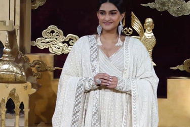 Sonam Kapoor looks like a living mirage in this dreamy cream-hued anarkali at Abu Jani Sandeep Khosla’s 40th anniversary