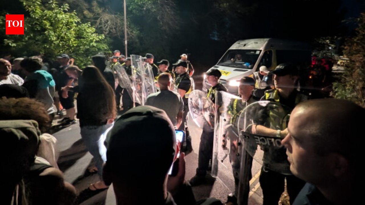 Cops injured, vehicles damaged as anti‑migrant protest turns violent in UK; second protest in two days