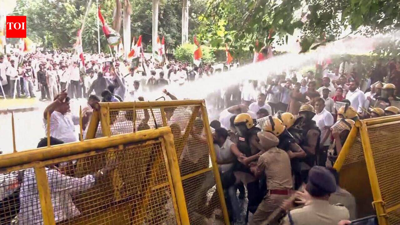 CM house gherao bid: Youth, Mahila Congress workers face water cannons