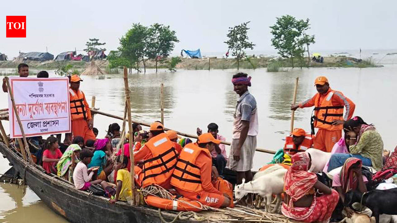 2.5 lakh marooned as Ganga breaches danger mark in Malda