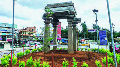 Hosur Restores 16th-Century Pillars at Ramanayakkan Lake