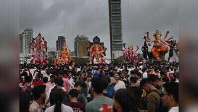 Ganesh idol topples over speed breaker in Mumbai, 2 suffer minor injuries