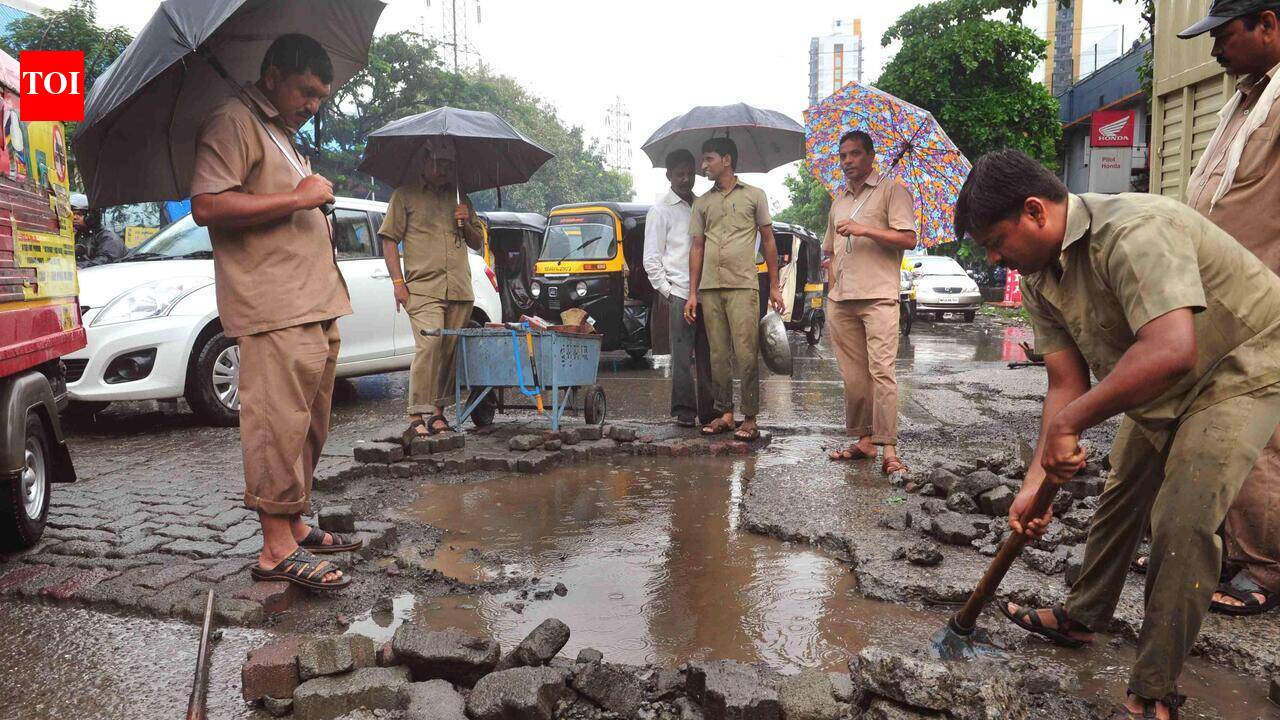 Maharashtra contractors stage protests over Rs86,000 crore unpaid dues