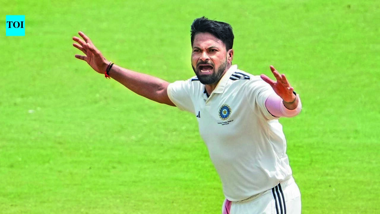 Mukesh Kumar and Mohammed Shami bowl during East Zone's dominance in the Duleep Trophy final
