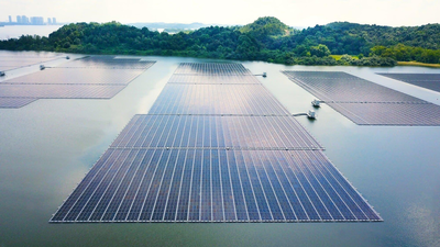 Singapore covered a reservoir with 122,000 floating solar panels; it now powers 5 water-treatment plants and cuts 32,000 tonnes of CO₂ every year