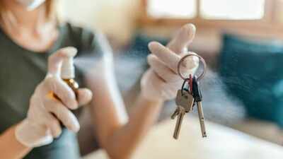 Spraying vinegar on keys: Why this simple cleaning hack is recommended and how it helps remove dirt and grime