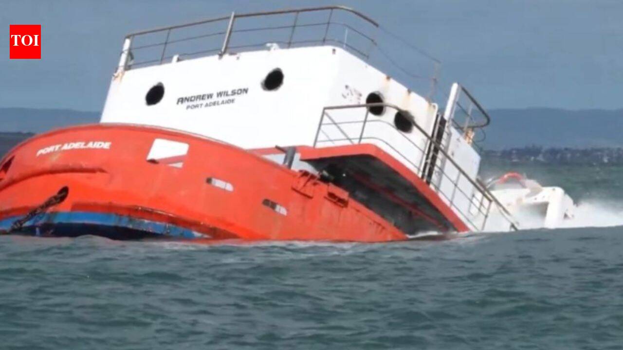 Retired 40-metre dredger sunk off Adelaide to create new artificial reef