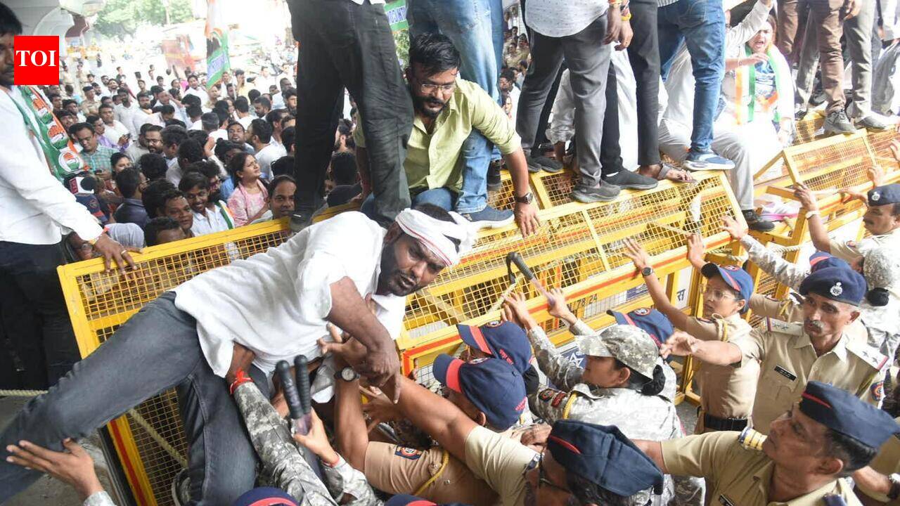 Youth Congress Storms Barricades, Cops Detain Protesters