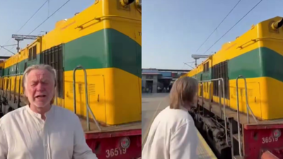 "Sometimes, a charming Indian family offers me some food." Australian High Commissioner takes a train to experience India, and it is strikingly similar to their Prime Minister's 1991 backpacking trip