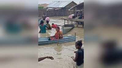 Rising water level in Ganga inundates homes in Sahibganj, trigger health scare