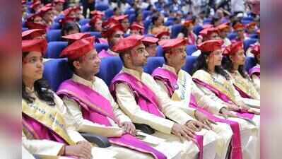 Stay lifelong learners in AI era, governor tells SPPU graduates