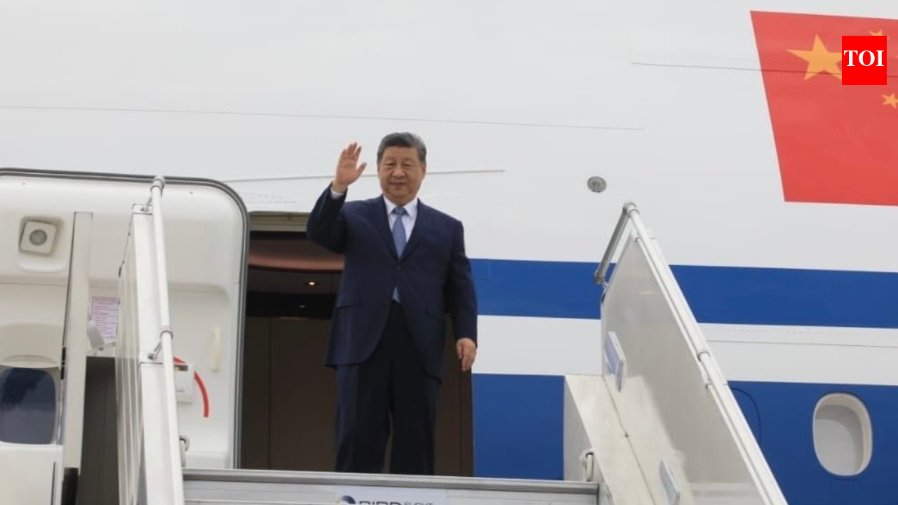 Xi Jinping fær rauða dregilinn á BRICS-fundi í Nýju-Delí
