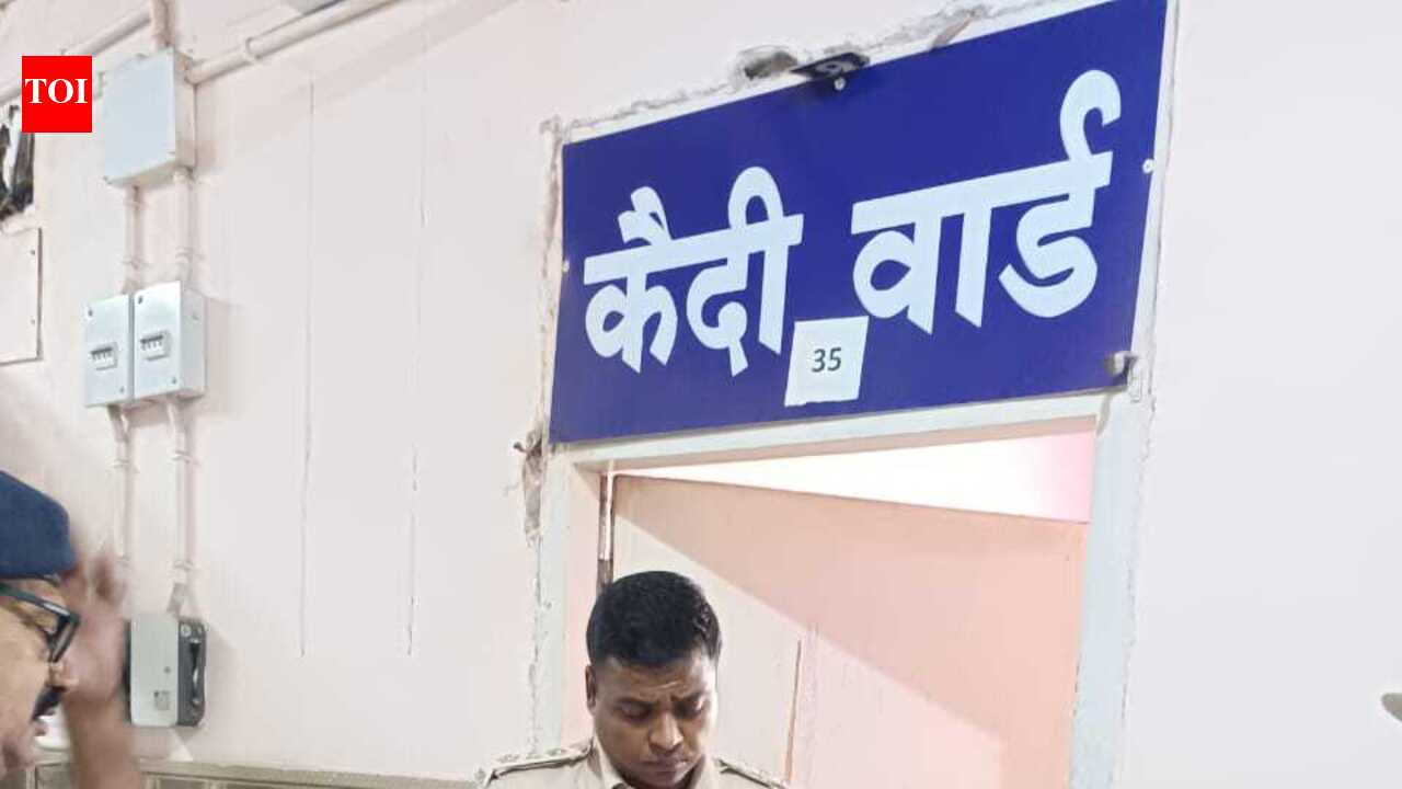 SDPO inspects Latehar hospital, finds male and female inmates sharing ward