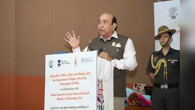 Governor urges scholars to focus on problem-solving research
