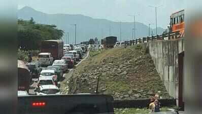Traffic crawls on Pune-Satara stretch, journey to Kolhapur takes nine hours