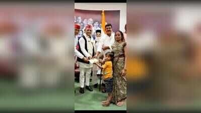 Akhilesh gives Rs 2 lakh for treatment of Ballia girl
