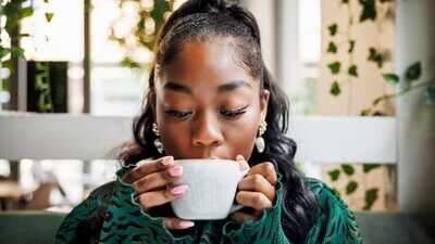 Can excessive intake of tea and coffee cause headaches? Ways to fix it