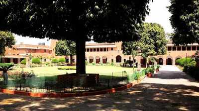 In 1881, St Stephen’s College began in a Chandni Chowk haveli with just 5 students and 3 teachers; it later grew into one of Delhi’s most prestigious colleges