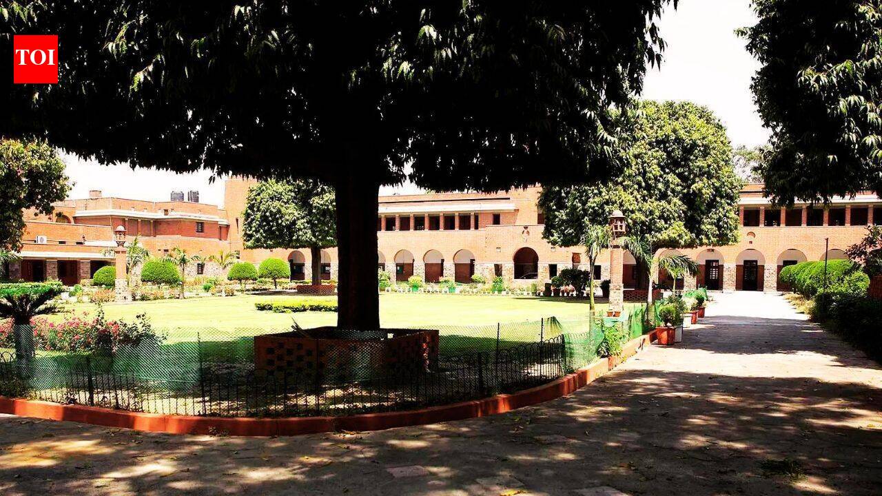 In 1881, St Stephen’s College began in a Chandni Chowk haveli with just 5 students and 3 teachers; it later became one of Delhi’s most sought-after colleges