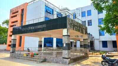 Water, toilet woes force GNM students out of hostel
