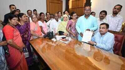 Resolve grievances of citizens, Gadkari directs officials at Janta Darbar