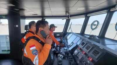 Day after ferry overturns in Java Sea, Indonesia continues search for 129 missing