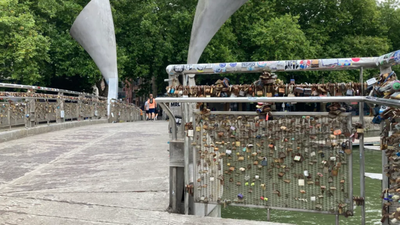 Bristol couples covered Pero’s Bridge with love locks, but 3 tonnes of metal eventually stopped the historic bridge from lifting
