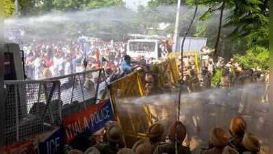 Power crisis: Cops use water cannons on protesting Cong workers; Warring detained