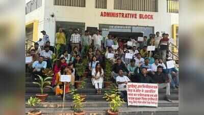 AKU employees oppose inquiry panel’s conduct