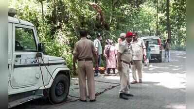 Wife killer jumped out of moving police van; fell & hit his head, died: Cop