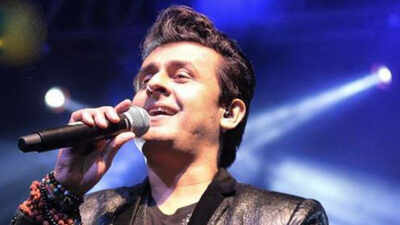 Sonu Nigam stuns fans by singing Shah Rukh Khan’s ‘Aaj Ki Raat’ in male and female voices, internet says ‘even his female voice is better than Neha Kakkar’