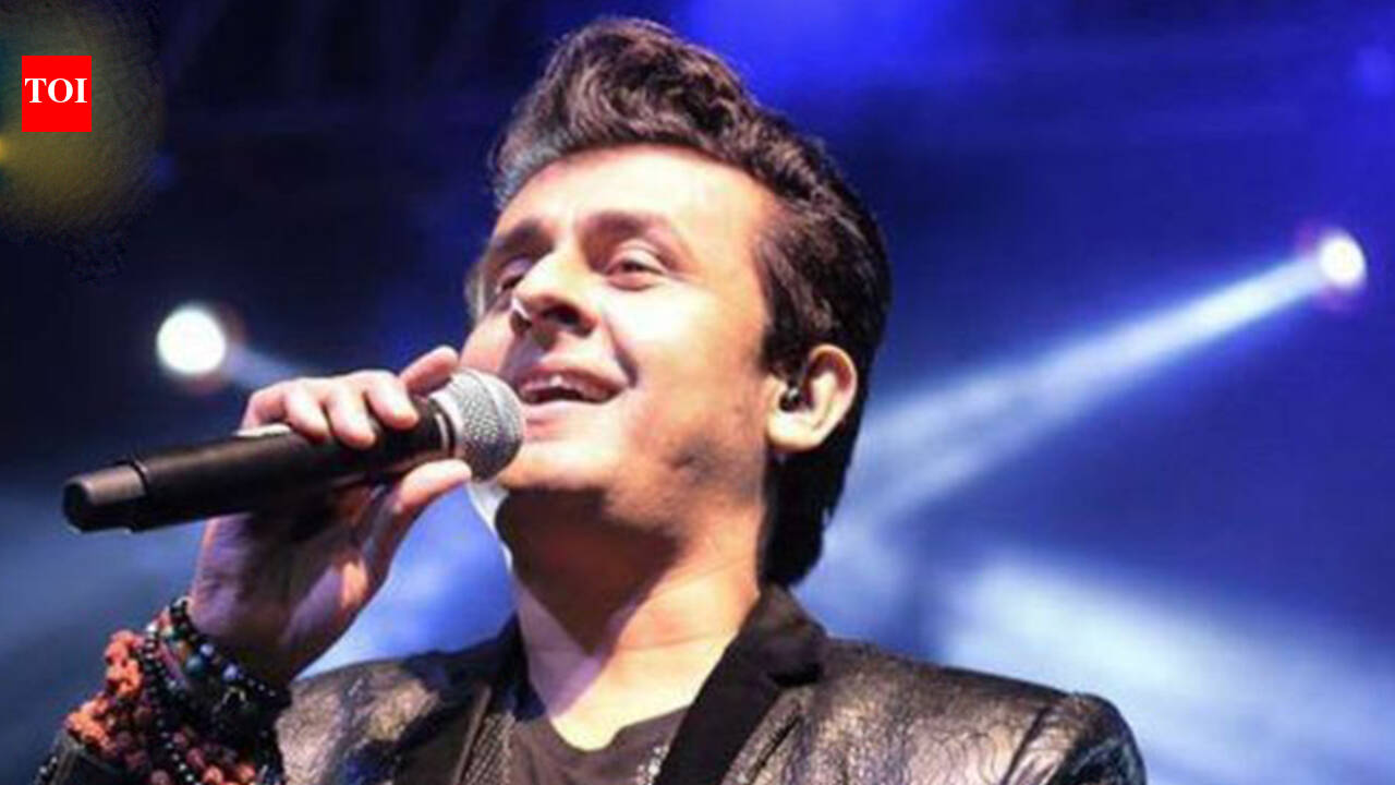 Sonu Nigam stuns fans by singing Shah Rukh Khan’s ‘Aaj Ki Raat’ in male and female voices, internet says ‘even his female voice is better than Neha Kakkar’