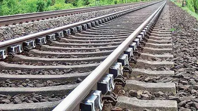 Railway trackman jumps in front of train amid  legal dispute with wife, sends note to friends on WhatsApp