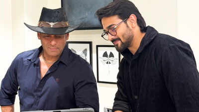 Bhuvan Bam visits Salman Khan at his house, drops PICS as the superstar watches his new show 'The Revolutionaries', netizens react