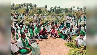 Farmers seek complete crop loan waiver, stage protest in Trichy