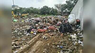 Garbage dumped on HSVP land in Gurgaon, residents confront MCG officials